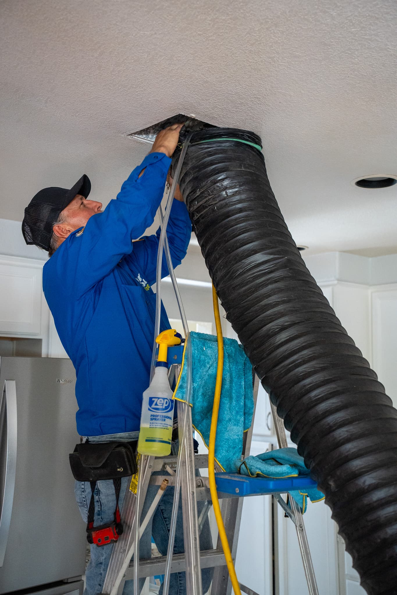Brush-and-vac of supply ducts